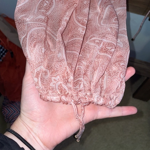 A7 - 368
VICI billowed tiered sheer top pink and white floral detail - Picture 16 of 17